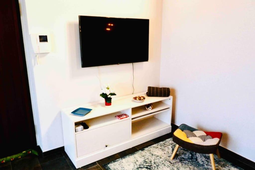 Attico Nel Cuore Delle Langhe - Free Parking Wi-Fi E Ac Alba  Bagian luar foto
