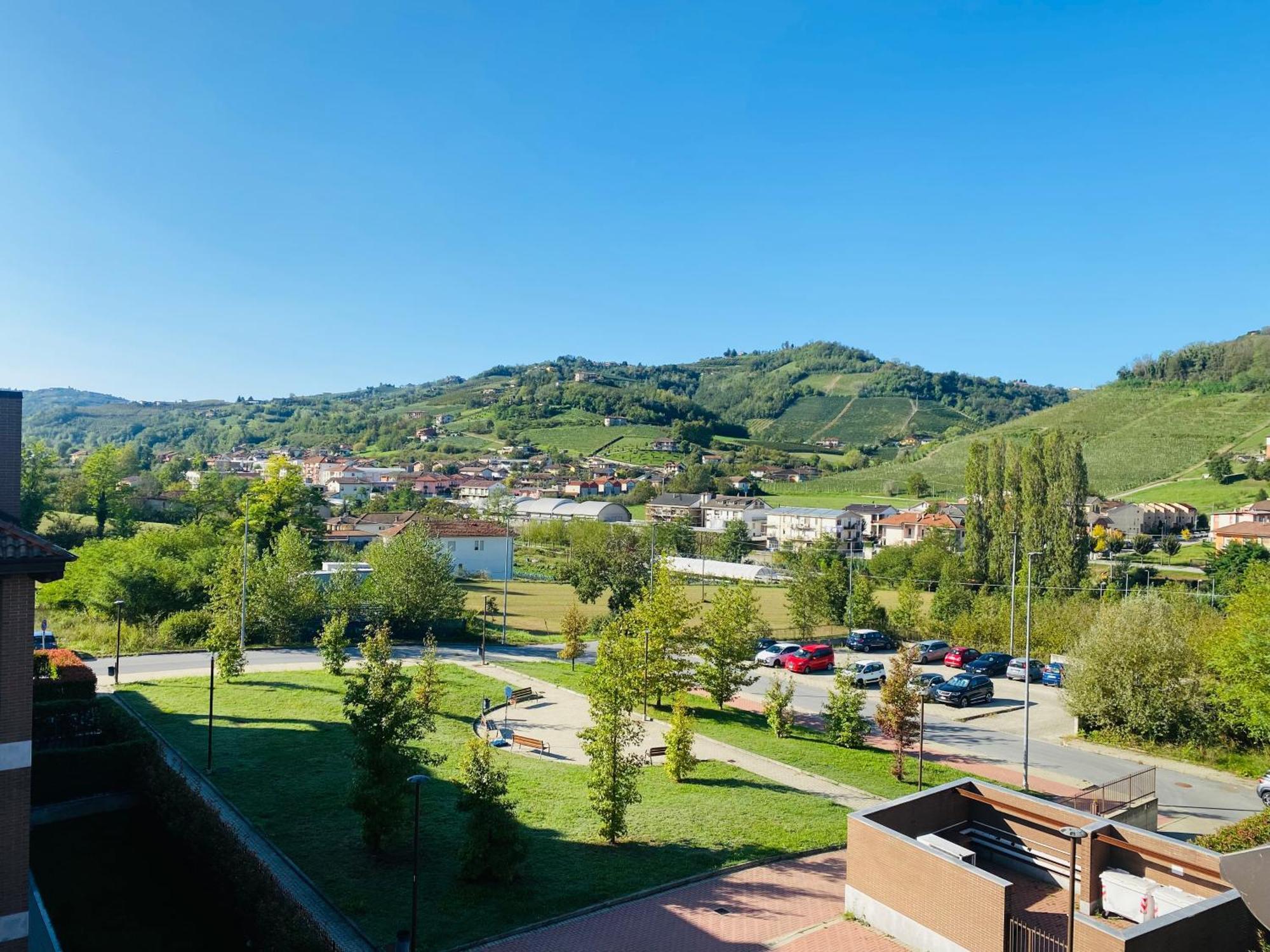 Attico Nel Cuore Delle Langhe - Free Parking Wi-Fi E Ac Alba  Bagian luar foto